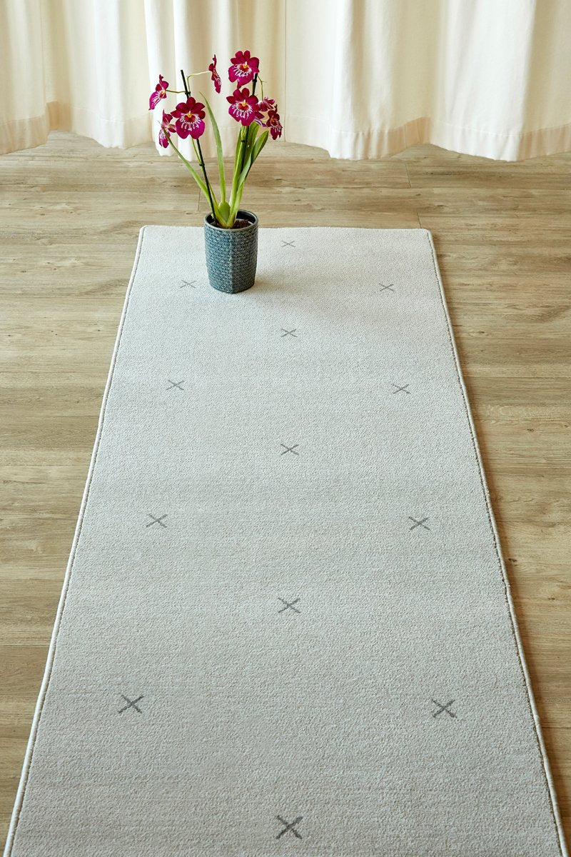 Small Cross Light Grey Runner
